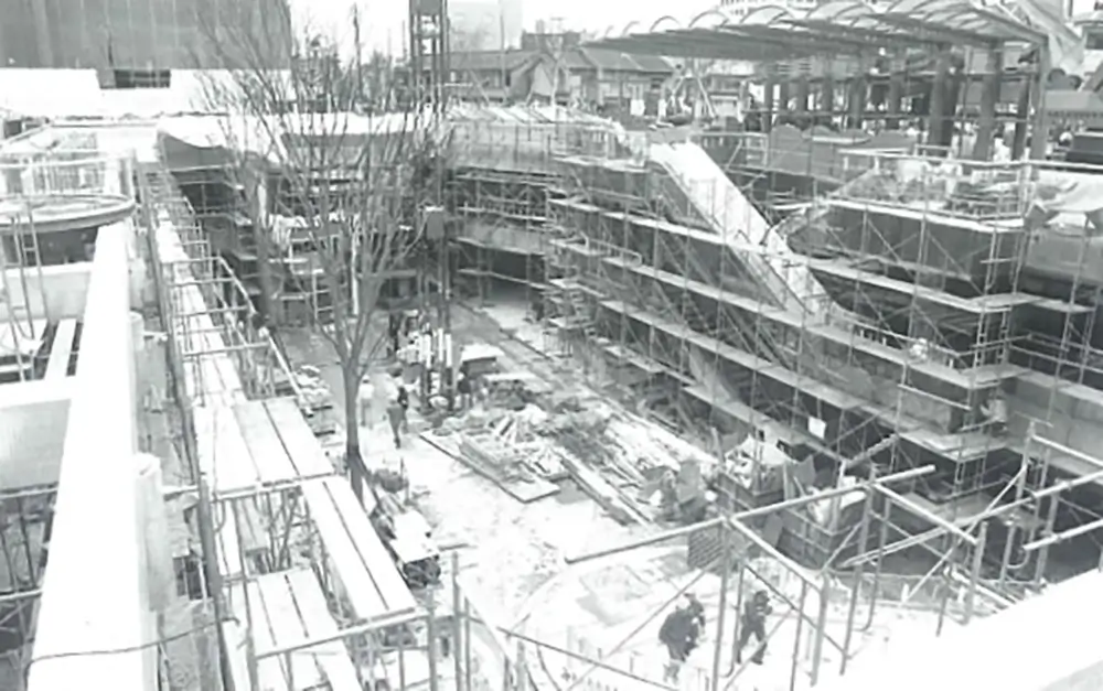 京橋公園を掘り下げ建設、「コムズガーデン」開業