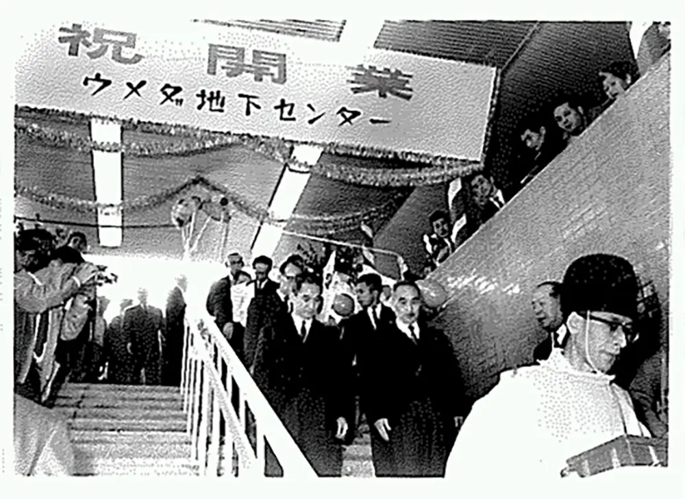 初日101万人が来街、「ウメダ地下センター1期」開業(現:ホワイティうめだ)