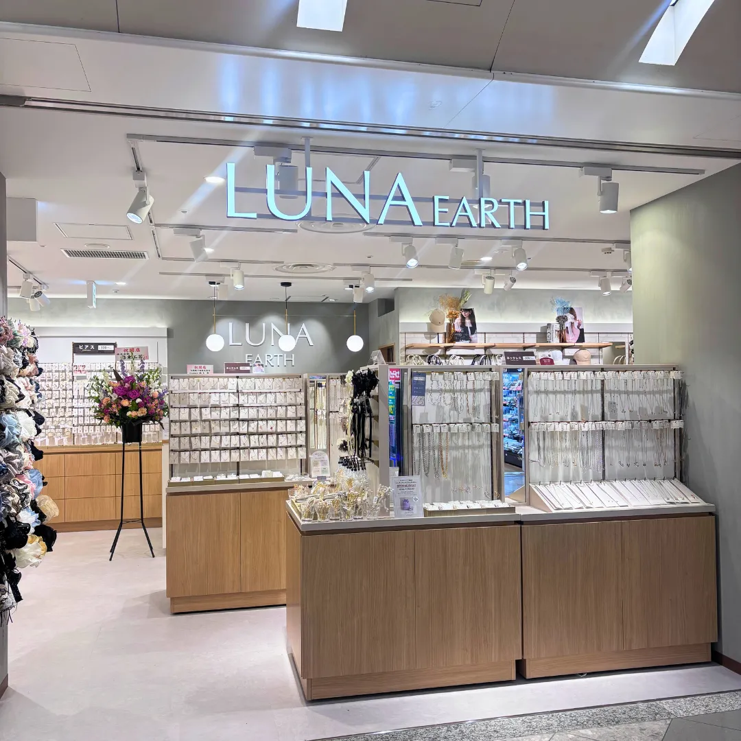 LUNA EARTH
