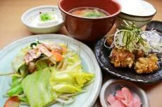野菜炒めと竜田揚げ膳